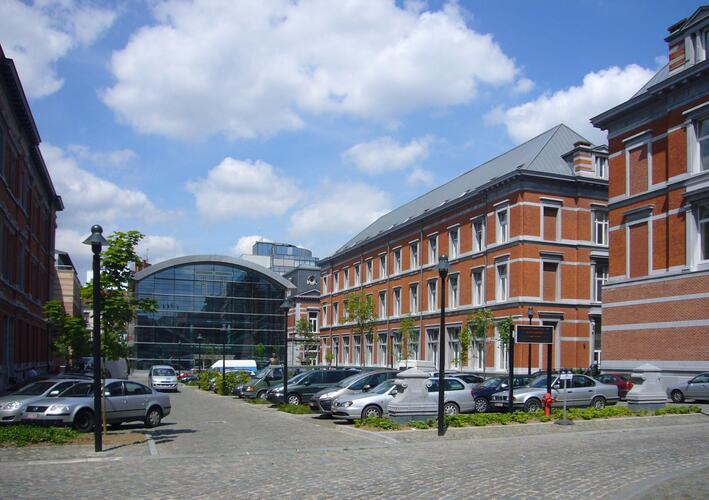 École royale militaire, vue de la cour remplaçant le bâtiment N, avec, au fond, le centre de conférences et, à droite, le bâtiment O (photo 2009).