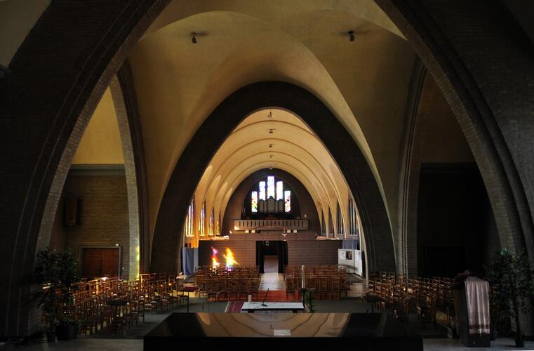 Roodebeeklaan, 267, Goddelijke Zaligmakerkerk, transept met zicht naar het oksaal (foto 2011).
