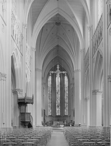 Intérieur de l'église, vue vers le ch?ur en 1972 (© IRPA-KIK Bruxelles).