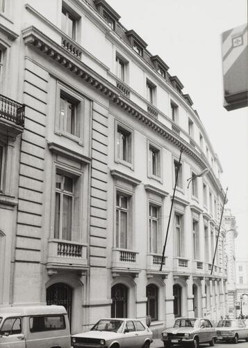 Rue de la Régence 2. Ancien Palais du Comte de Flandre. Cour des Comptes, façade rue de Namur 1-3 (photo 1981).