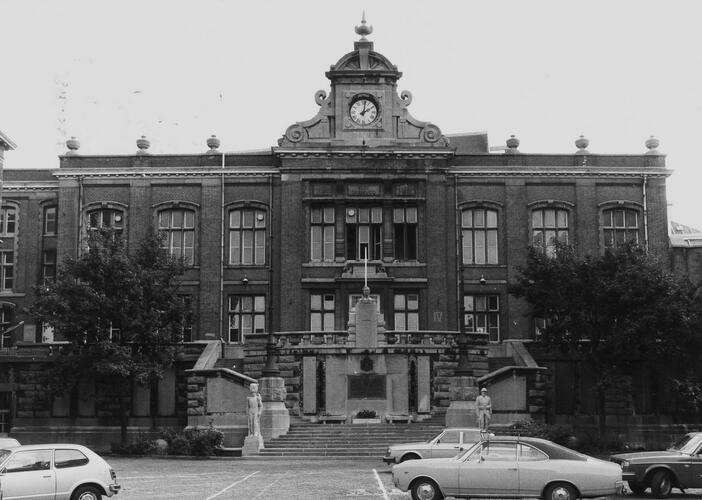 Karmelietenstraat 26, Prins Albertkazerne, binnenplaats, horlogegebouw (foto 1980).