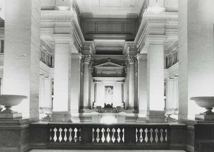 Place Poelaert. Palais de Justice, hall (photo 1981).
