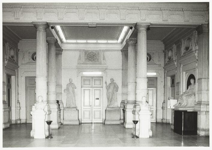 Rue de la Régence 30. Conservatoire royal de Musique, intérieur, grand hall d'entrée de la salle de Concerts (photo 1985).