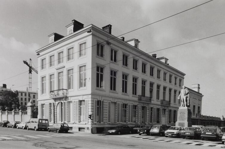 rue Royale 14, angle rue Baron Horta. Hôtel Errera ; statue d'Augustin-Daniel comte Belliard (photo 1990).