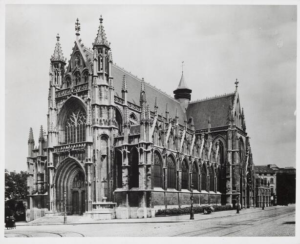 Rue des Sablons. Église paroissiale Notre-Dame du Sablon, portail ouest et façade sud (photo [s.d.]).