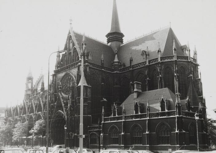Rue des Sablons. Église paroissiale Notre-Dame du Sablon, façade sud et chevet (photo 1980).