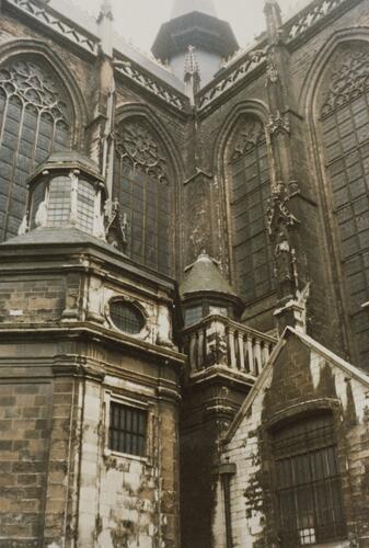 Rue des Sablons. Église paroissiale Notre-Dame du Sablon, détail façade nord, chapelle Sainte-Ursule (photo 1986).