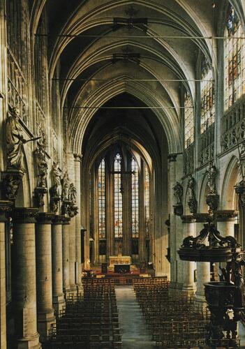 Rue des Sablons. Église paroissiale Notre-Dame du Sablon, intérieur, nef centrale et chœur (photo [s.d.]).