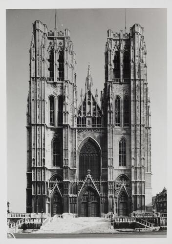 Parvis Sainte-Gudule. Cathédrale Saints-Michel-et-Gudule, façade principale (photo [s.d.]).