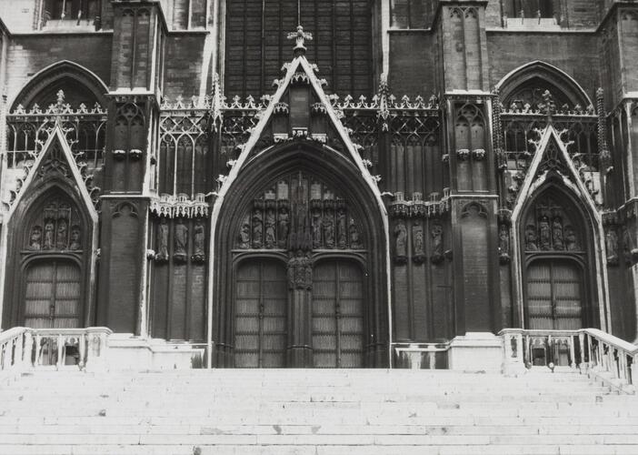 Parvis Sainte-Gudule. Cathédrale Saints-Michel-et-Gudule, façade principale, détail des trois portails (photo 1980).