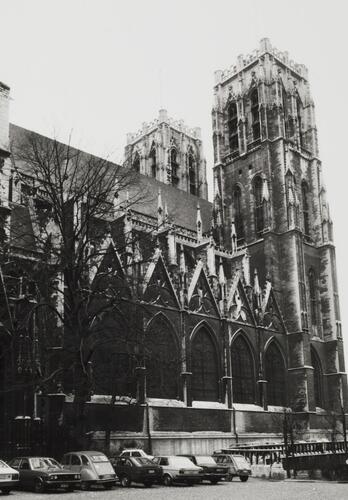 Sint-Goedelevoorplein, Sint-Michiels- en Sint-Goedelekathedraal, N.-gevel en toren (foto 1981).