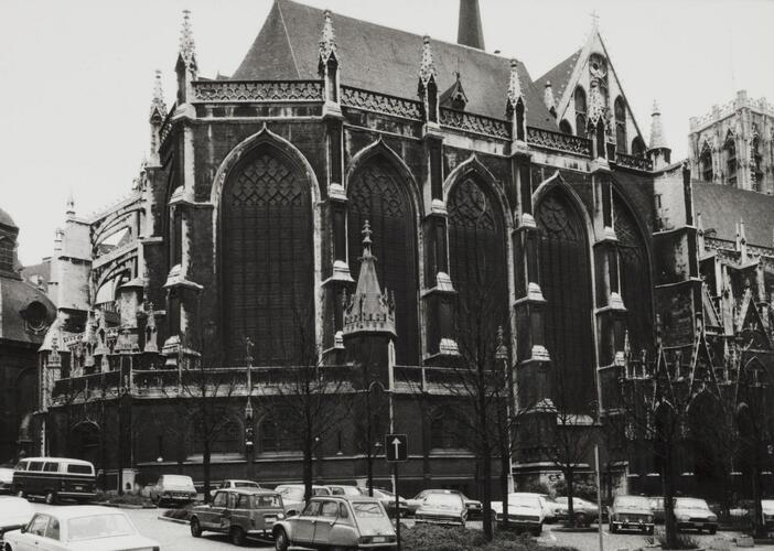 Sint-Goedelevoorplein, Sint-Michiels- en Sint-Goedelekathedraal, N.-gevel, Heilig Sacramentskapel en kooromgang (foto 1981).