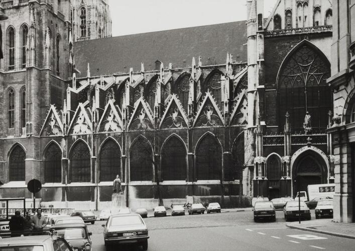 Parvis Sainte-Gudule. Cathédrale Saints-Michel-et-Gudule, façade sud (photo 1981).