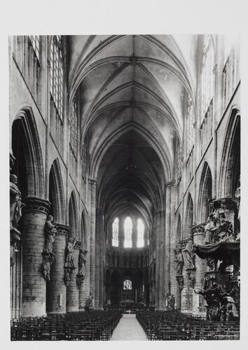 Sint-Goedelevoorplein, Sint-Michiels- en Sint-Goedelekathedraal, binnenzicht, hoofdbeuk en koor (foto [s.d.]).