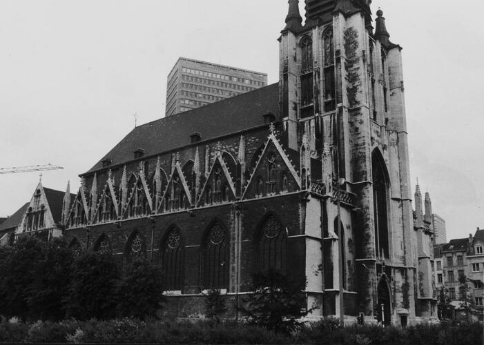 place de la Chapelle. Église Notre-Dame de la Chapelle, façade ouest (photo 1980).