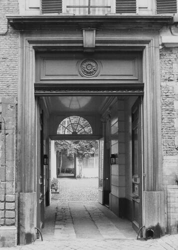 rue du Chêne 10. Maison Patricienne, entrée cochère (photo 1980).