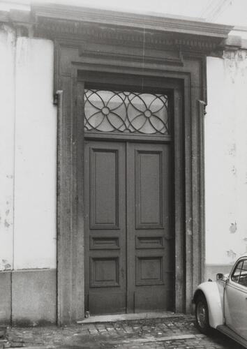 Rue du Chêne 13-17. Athénée royal, porte en pierre bleue fermant l'impasse du Val des Roses (photo 1980).
