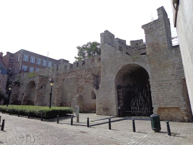 Villersstraat, Villerstoren, overblijfselen van een toren en een deel van de muur van de eerste omwalling, 2015