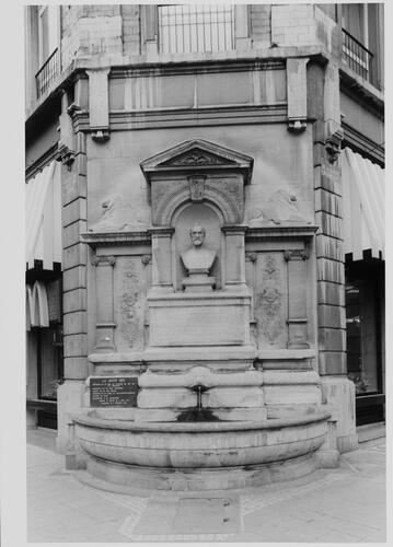 Place de la Bourse 3. Ancien Hôtel Central, façade rue Devaux 2-6 (photo 1978).
