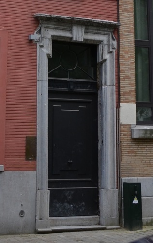 Arduinkaai 22, neoclassicistische harstenen deuromlijsting, 2015