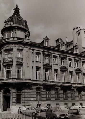 Rue du Fossé aux Loups 46-46B-48. Ancien siège de la Caisse Générale d'Épargne et de Retraite (CGER), aile Alban Chambon, angle rue d'Argent (photo 1980).