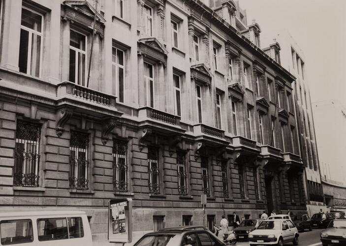 Rue du Fossé aux Loups 46-46B-48. Ancien siège de la Caisse Générale d'Épargne et de Retraite (CGER), aile Beyaert (photo 1986).