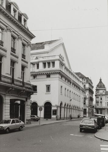 Place de la Monnaie. Théâtre royal de la Monnaie, façade arrière rue Léopold (photo 1980).