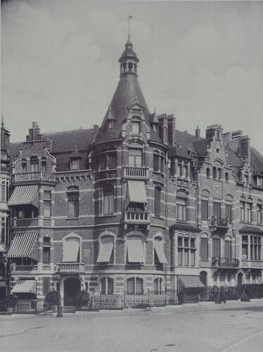Square Ambiorix 49, 49a et avenue Palmerston 26 ([i]L’Émulation[/i], 3, 1914, pl. XIII).