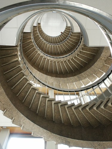 Koninklijk Instituut voor het Kunstpatrimonium, uitzicht op het <a href='/nl/glossary/248' class='info'>trappenhuis<span>Gedeelte van een gebouw waarin de trappen zijn ondergebracht.</span></a> vanaf de benedenverdieping (Foto Caroline Berckmans, 2006).