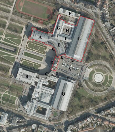 Luchtfoto van het Jubelparkcomplex met aanduiding in rood van de gebouwen waarin het Koninklijk Museum van het Leger en de Krijgsgeschiedenis is ondergebracht (Brussel UrbIS ® © – Distributie: CIBG  Kunstlaan 20, 1000 Brussel, foto 2009).