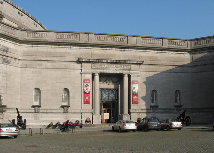 Entrée principale du Musée royal de l’Armée et d’Histoire militaire, façade conçue en 1909 par Charles Girault face à l’esplanade (photo 2007).