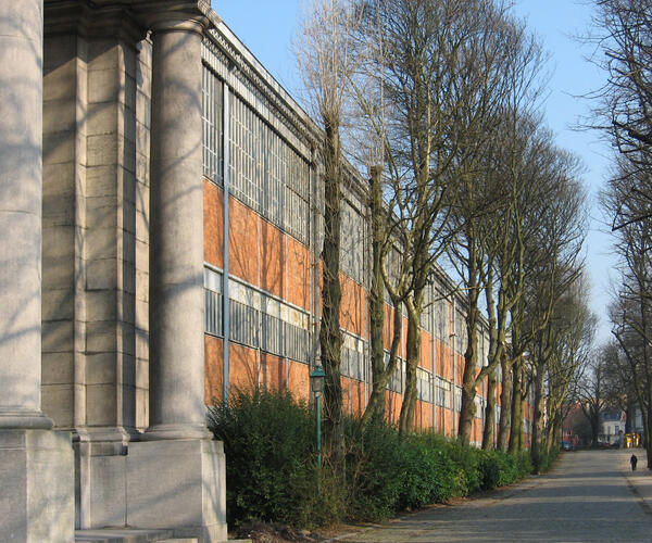 Gevel van de grote noordelijke hal van het Jubelpark langs de kant van de Tervurenlaan, waar de Lucht- en Ruimtevaartafdeling van het Koninklijk Museum van het Leger en de Krijgsgeschiedenis is ondergebracht (foto 2007).