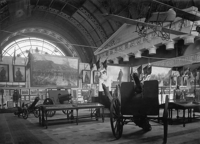 Interieur van de zaal gewijd aan Albert I en aan de Grote Oorlog, in 1935 ingehuldigd in het noordelijk paviljoen van 1880 (<a href='http://www.kikirpa.be'>© KIK-IRPA Brussel</a>).