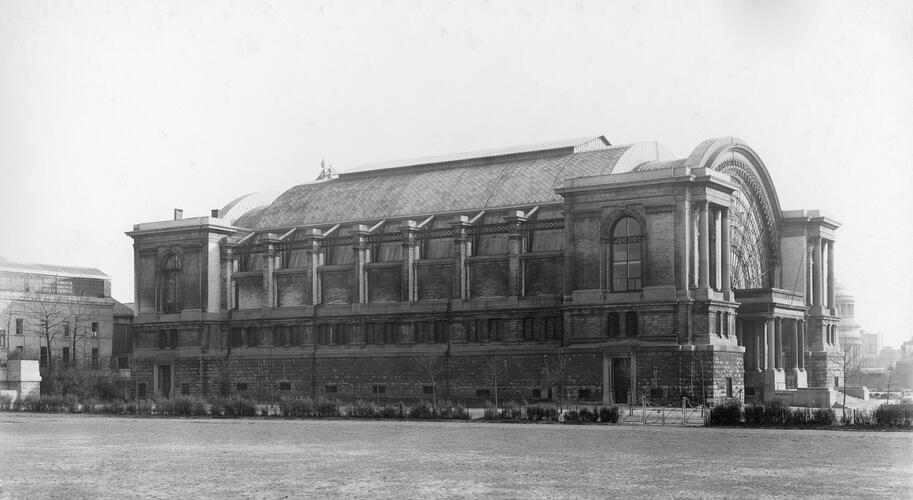 Noordgevel van het noordelijk paviljoen van 1880, waar vandaag het Koninklijk Museum van het Leger en de Krijgsgeschiedenis is ondergebracht (<a href='http://www.kikirpa.be'>© KIK-IRPA Brussel</a>, 1957).