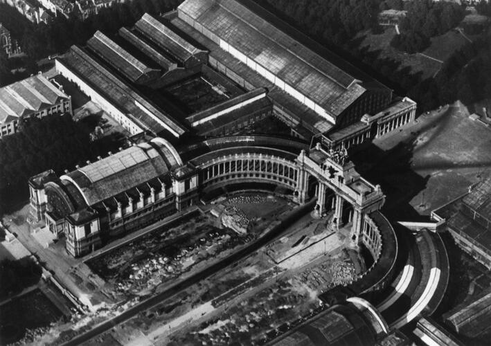 Luchtfoto van het Jubelpaleis, voor de afbraak rond 1959 van de hallen die loodrecht staan op de Renaissancelaan; deze werden gesloopt voor de bouw van het Koninklijk Instituut van het Kunstpatrimonium (Verzameling AAM).