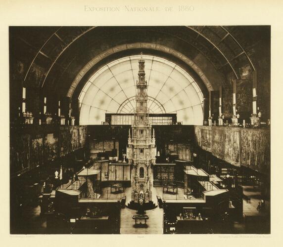 La Galerie des Arts Rétrospectifs, dans le <a href='/fr/glossary/239' class='info'>pavillon<span>Le toit en pavillon est un toit à quatre versants droits couvrant un corps de bâtiment de plan sensiblement carré. La lucarne en pavillon est une lucarne dont le toit est en pavillon.</span></a> nord, [i]Album commémoratif de l’Exposition nationale, 1830-1880[/i], AVB/FI.