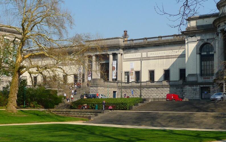 Gevel van de Albert-Elisabethgalerij, in 1905-1906 gebouwd volgens de plannen van Gédéon Bordiau en voorzien van een doorgang voor de hoofdingang van de Koninklijke Musea voor Kunst en Geschiedenis (foto 2010).