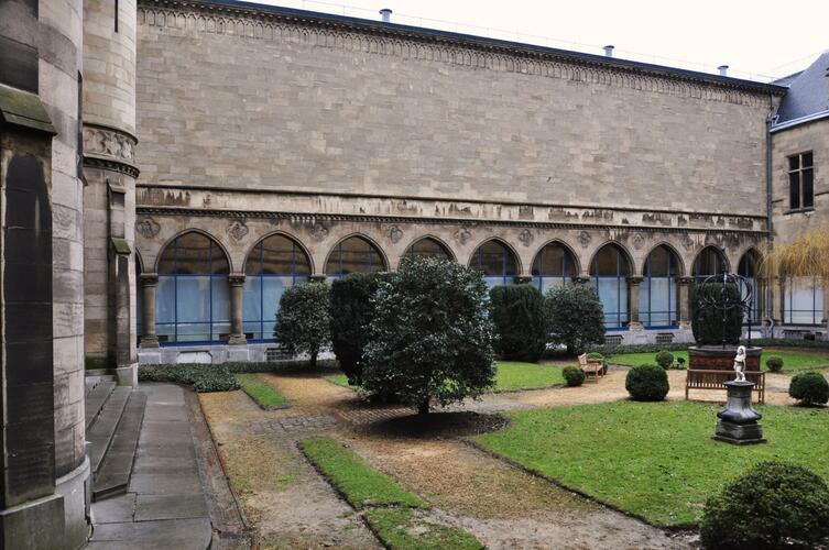 Façade nord du cloître des Musées royaux d’Art et d’Histoire, conçue par Léopold Piron en 1905 (photo 2010).