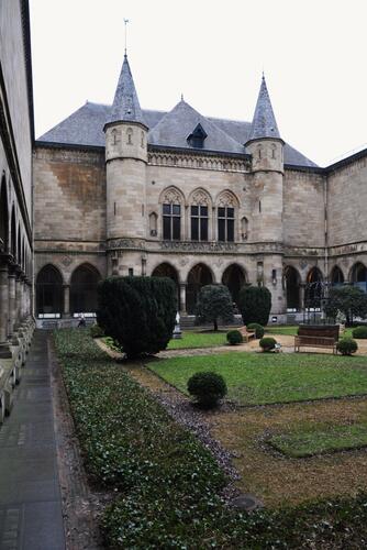 Westelijke gevel van de kloostergang van de Koninklijke Musea voor Kunst en Geschiedenis, in 1905 ontworpen door Léopold Piron (foto 2010).