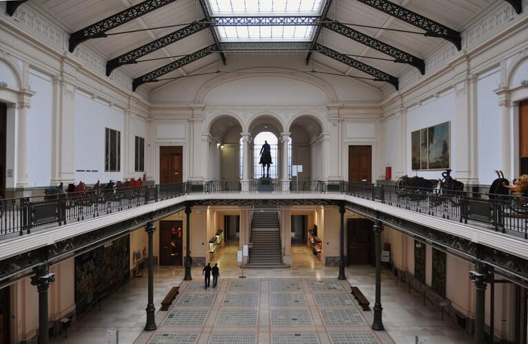 Vue vers le nord, depuis la galerie, du grand narthex des Musées royaux d’Art et d’Histoire, conçu entre 1905 et 1912 par Léopold Piron (photo 2010).