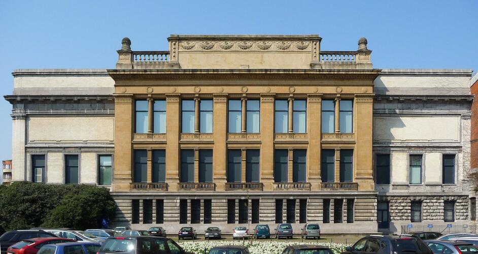 Façade vers Tervueren de l’aile est du cloître des Musées royaux d’Art et d’Histoire, conçue en 1908 par Léopold Piron (photo 2010).