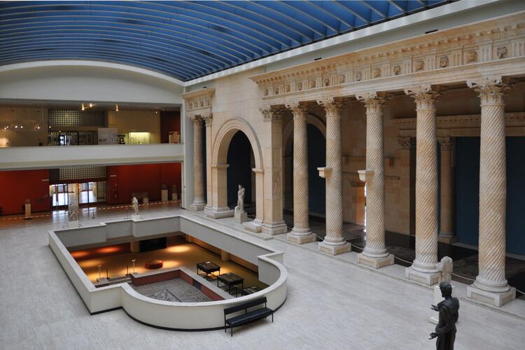 Gezicht op de grote zuilengalerij van Apamea in het nieuwe Paviljoen van de Oudheid van de Koninklijke Musea voor Kunst en Geschiedenis (foto 2010).