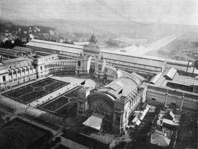 Vue du Palais du Cinquantenaire lors de l’Exposition universelle de 1897, [i]Bruxelles Exposition 1897[/i], Rossel, Bruxelles, 1897, p. 385 (collection AAM).