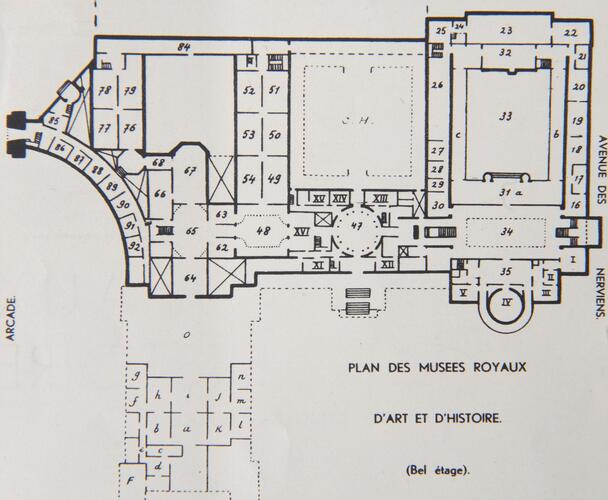 Plan du bel étage des Musées royaux d’Art et d’Histoire après 1935, [i]Musées Royaux d’Art et d’Histoire (Parc du Cinquantenaire) Bruxelles[/i], s.d., s.l., p. 2. 