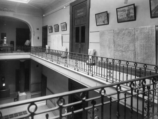 Vue du petit narthex des Musées royaux d’Art et d’Histoire, construit entre 1905 et 1910 par Léopold Piron (<a href='http://www.kikirpa.be'>© IRPA-KIK Bruxelles</a>, 1937).