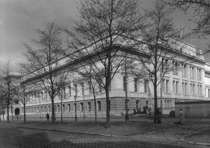 Gezicht op de gevel van de Koninklijke Musea voor Kunst en Geschiedenis langs de Nerviërslaan, rond 1908-1910 gebouwd door Léopold Piron (<a href='http://www.kikirpa.be'>© KIK-IRPA Brussel</a>).