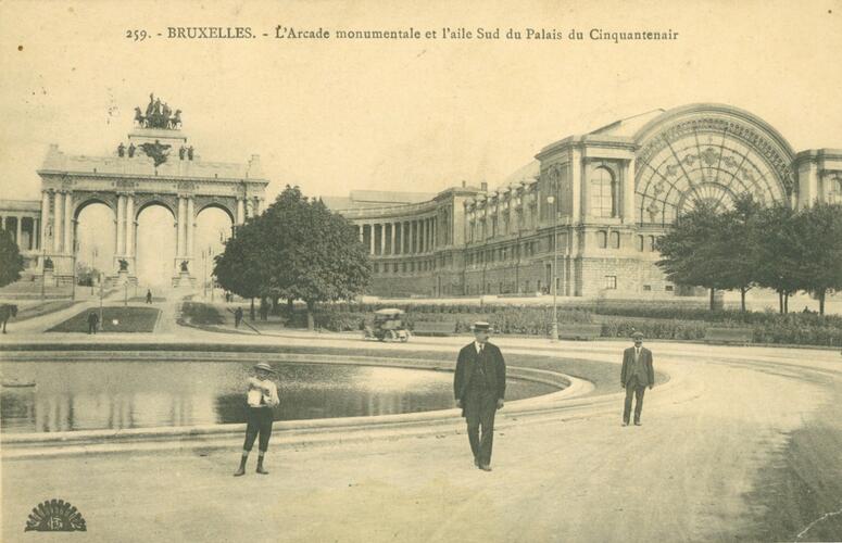De triomfboog van het Jubelpark en het Paviljoen van de Oudheid, ontworpen door Gédéon Bordiau voor de Nationale Tentoonstelling van 1880 en thans verdwenen (Verzameling Dexia Bank, 1913).