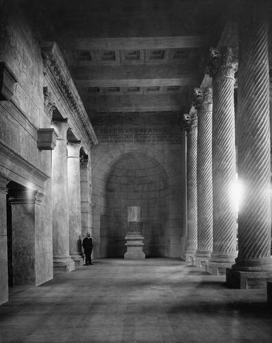Gezicht op de grote zuilengalerij van Apamea in het oude Paviljoen van de Oudheid van de Koninklijke Musea voor Kunst en Geschiedenis (<a href='http://www.kikirpa.be'>© KIK-IRPA Brussel</a>, 1933).