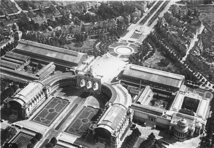 Luchtfoto van het Jubelpark voor 1928; de Albert-Elisabethgalerie en de vleugels voor de afdelingen Etnografie en Niet-Europese Kunst zijn nog niet gebouwd, SAB/FI.