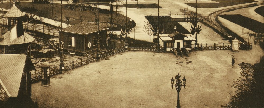Détail d’une vue de l’Exposition nationale de 1880, montrant les premières grilles du parc, [i]Album commémoratif de l’Exposition nationale, 1830-1880[/i], AVB/FI.